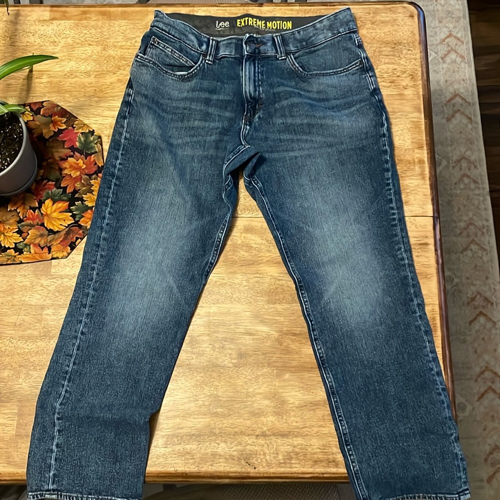 Men’s Lee 33/30 straight leg jeans. Great condition. Smoke free home. $15